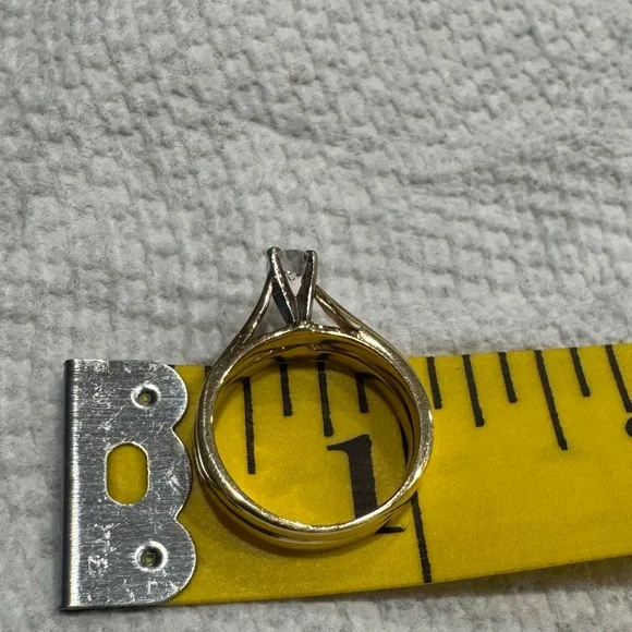 Elegant Gold Diamond Ring - Picture 13 of 14